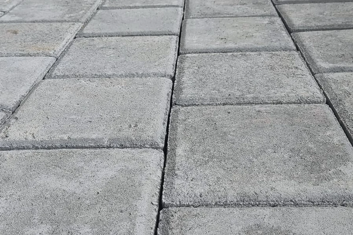 Driveway & Carport Rumah Kotak Persegi Minimalis - Jl. Kaliurang Km 9, Sleman, DIY Jogja