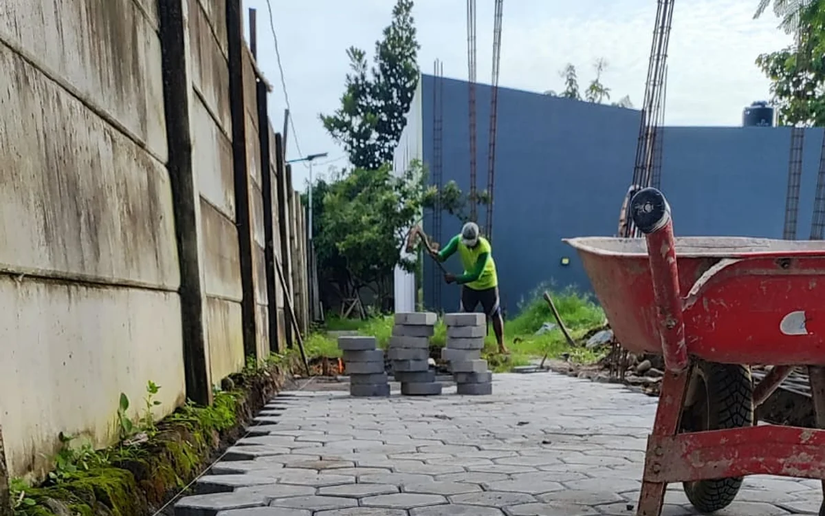 Panduan Stabilisasi Tanah Lempung Ekspansif untuk Pemasangan Paving Block di Yogyakarta: Standar CBR, Geotextile, dan Sub-base Abu Batu